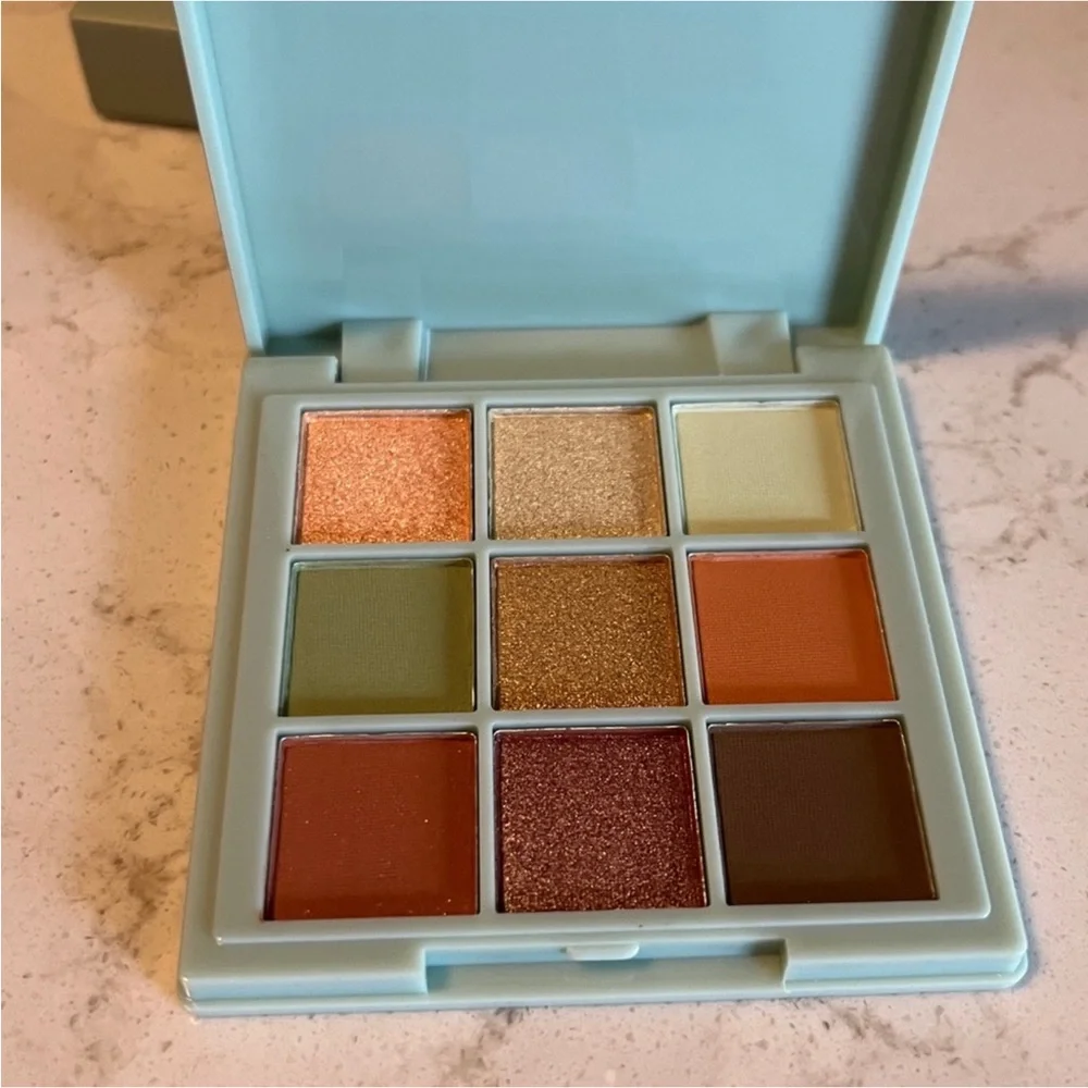 NWT Glow core Mystic Earth 9 Shades Eyeshadow Palette